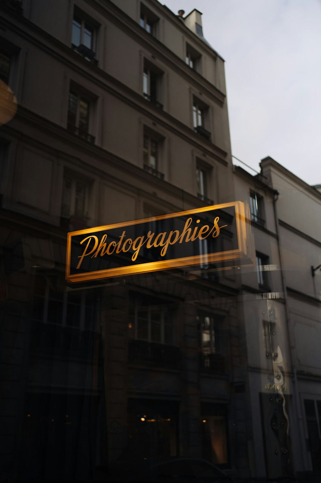 Exterior of a small photography studio storefront in a Chilean neighborhood